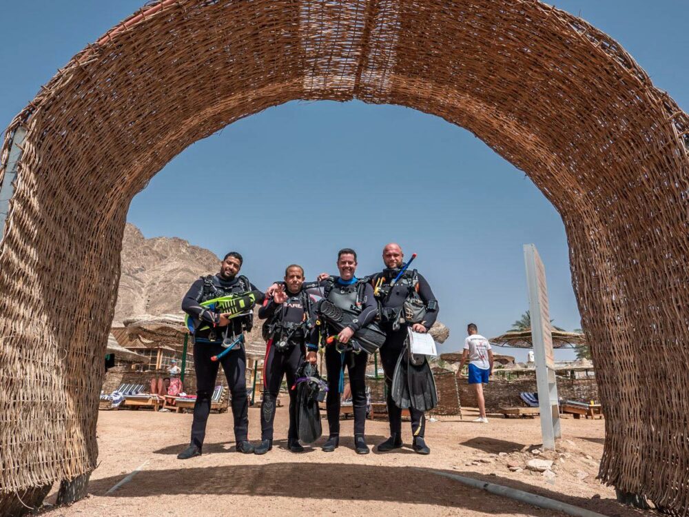 Teilnehmer und Trainer eines vergangenen ITC an der Lagona Divers Tauchbasis in Dahab